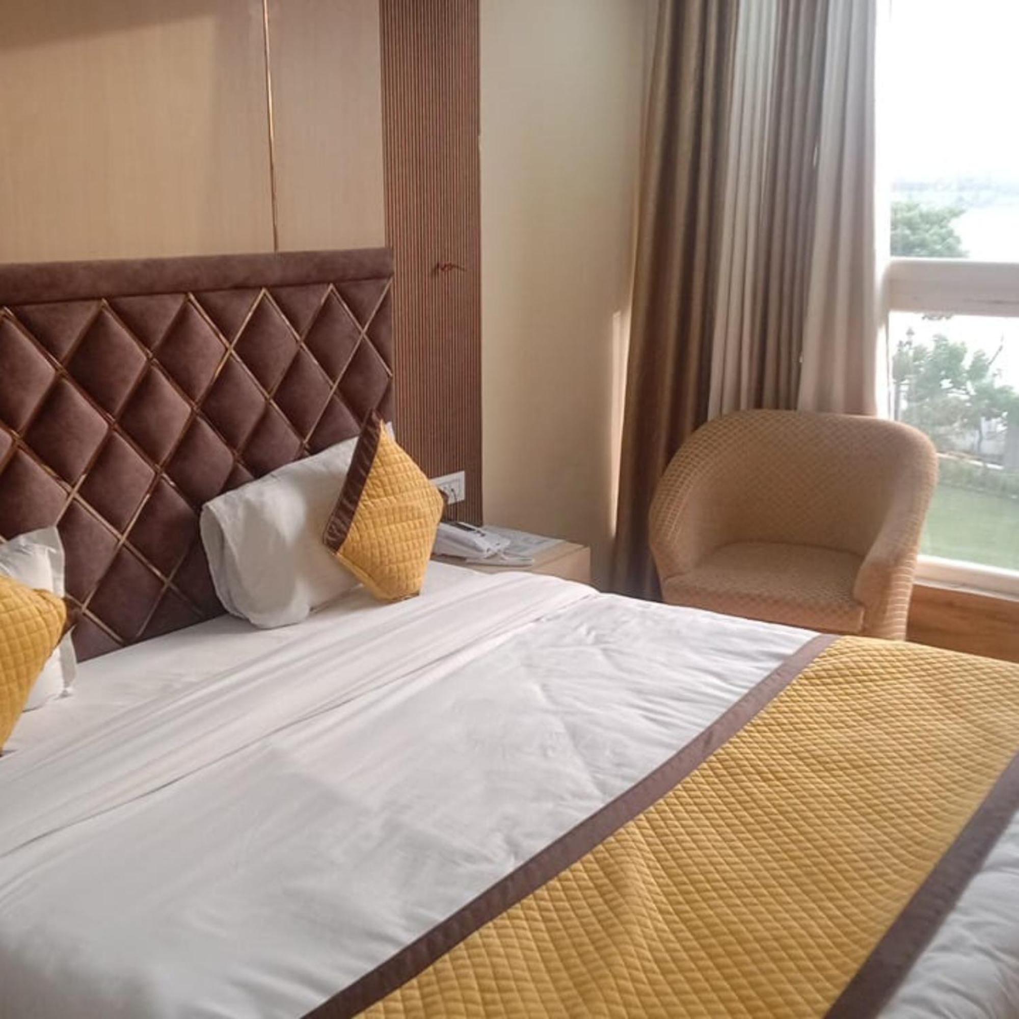 Hotel Lake View Grand Lucknow Zewnętrze zdjęcie