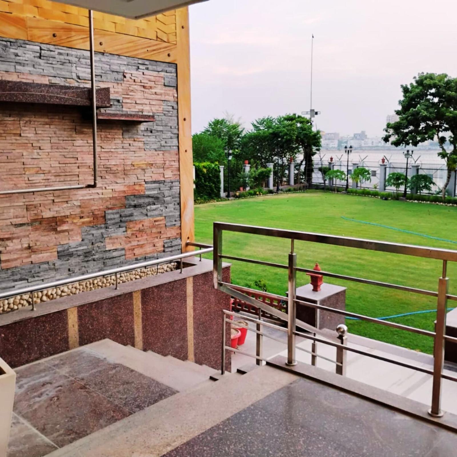 Hotel Lake View Grand Lucknow Zewnętrze zdjęcie