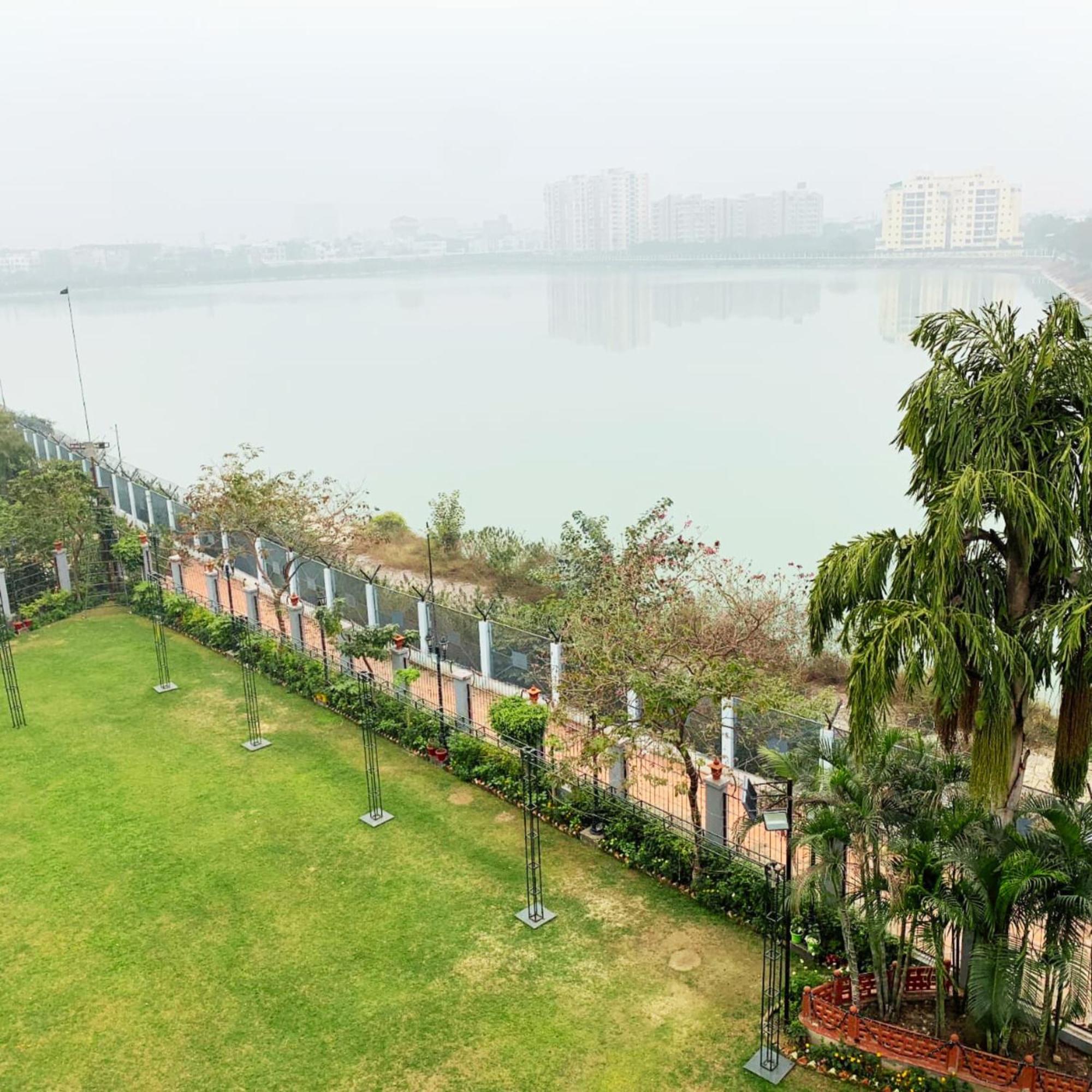 Hotel Lake View Grand Lucknow Zewnętrze zdjęcie