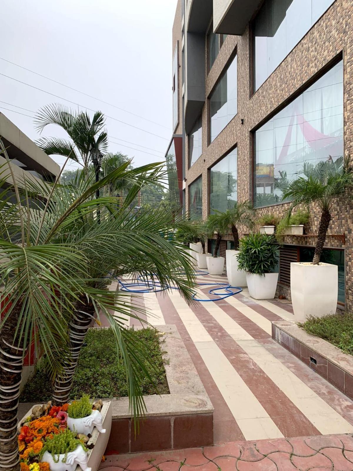 Hotel Lake View Grand Lucknow Zewnętrze zdjęcie