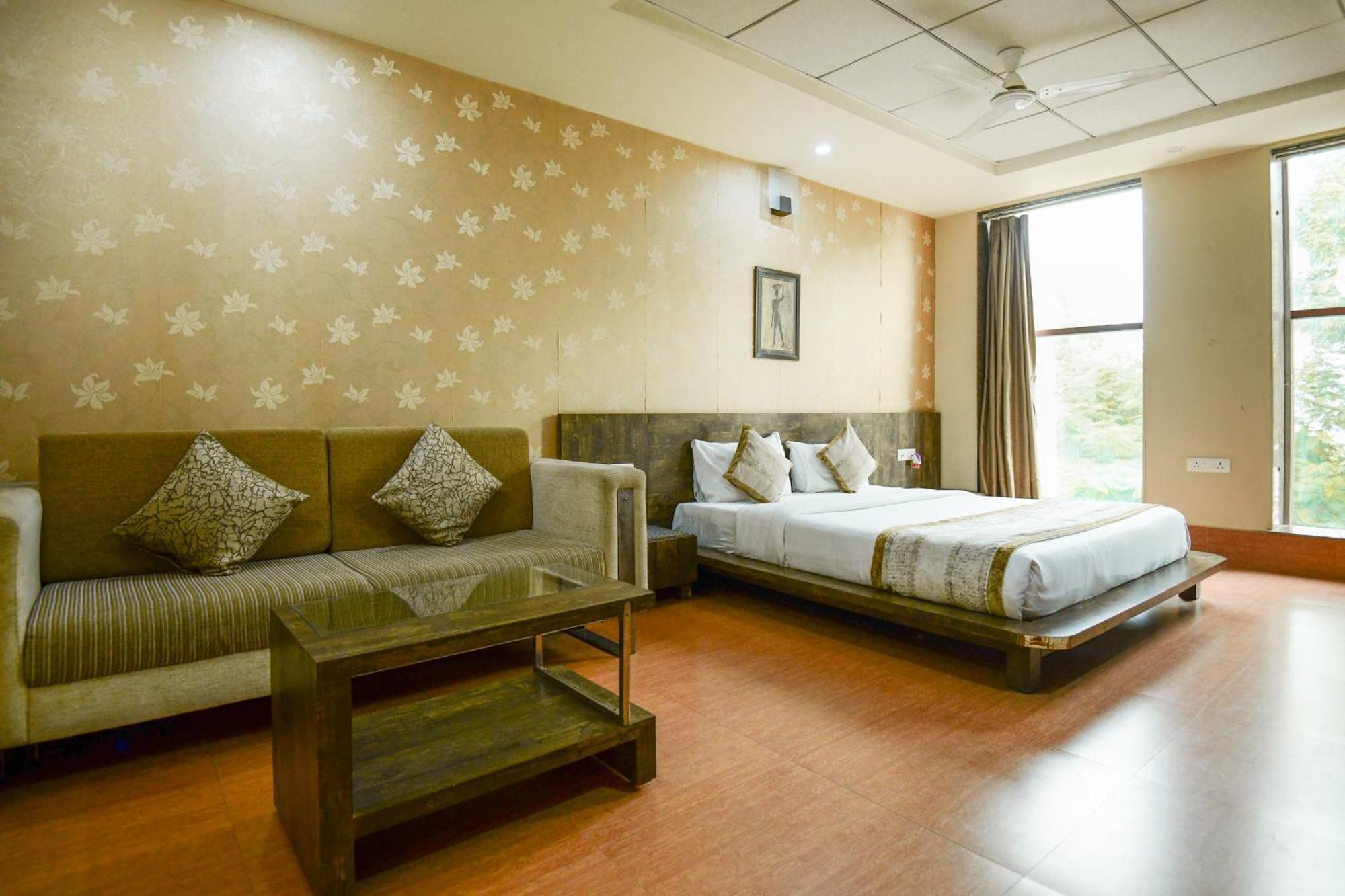 Hotel Lake View Grand Lucknow Zewnętrze zdjęcie